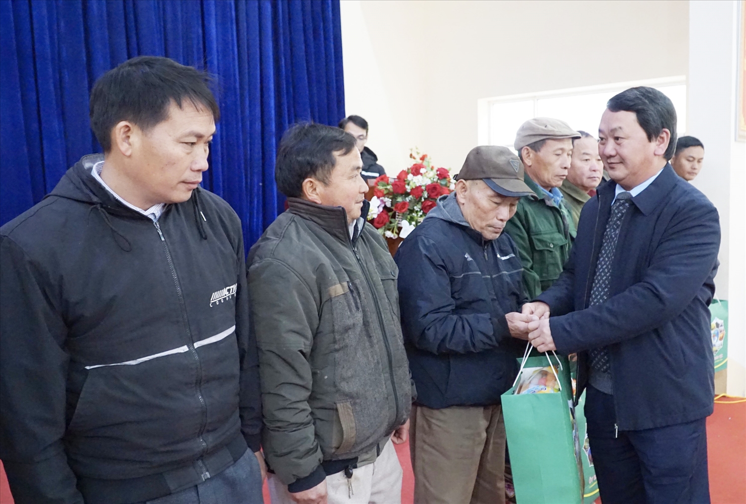 Bộ trưởng, Chủ nhiệm Uỷ ban Dân tộc Hầu A Lềnh tặng quà đồng bào DTTS huyện Si Ma Cai