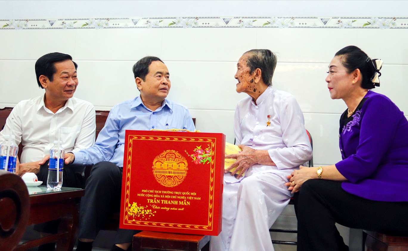 Phó Chủ tịch Thường trực Quốc hội Trần Thanh Mẫn đến thăm Mẹ Việt Nam Anh hùng Phùng Thị Khéo tại thị trấn Minh Lương, huyện Châu Thành (Kiên Giang)