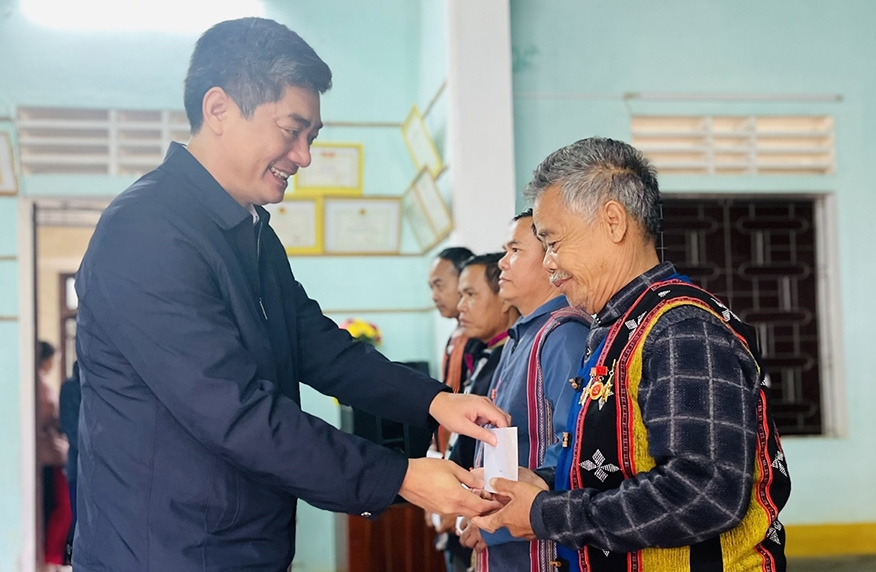 Ủy viên Dự khuyết Ban Chấp hành Trung ương Đảng, Thứ Trưởng, Phó Chủ nhiệm Ủy Ban Dân tộc Y Vinh Tơr tặng quà cho các hộ gia đình DTTS ở thị trấn A Lưới, huyện A Lưới, tỉnh Thừa Thiên Huế
