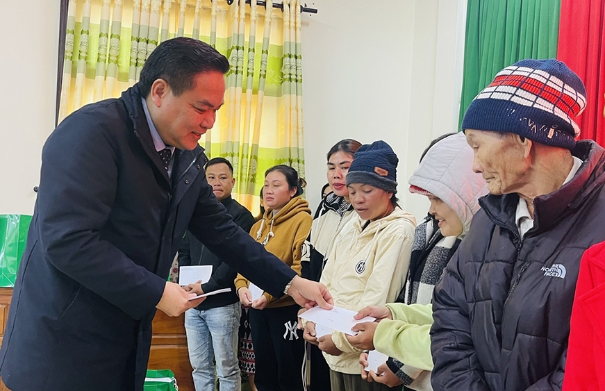 Ông Hoàng Văn Tuyên - Vụ Trưởng Vụ Chính sách dân tộc (Ủy ban Dân tộc) tặng quà cho hộ nghèo ở thị trấn A Lưới