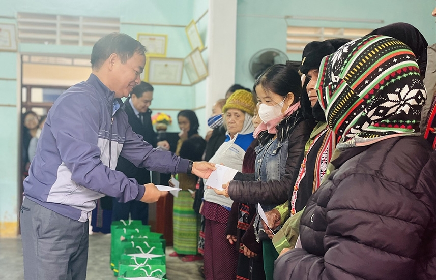 Ông Hồ Xuân Trăng - Trưởng Ban Dân tộc tỉnh Thừa Thiên Huế trao quà cho hộ đồng bào DTTS ở xã Hồng Kim (huyện A Lưới)