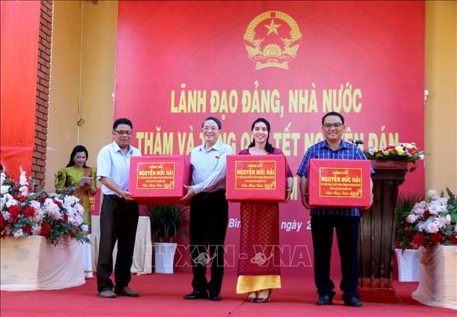 Phó Chủ tịch Quốc hội Nguyễn Đức Hải trao quà cho 3 xã thuần đồng bào dân tộc thiểu số huyện Bắc Bình, Bình Thuận