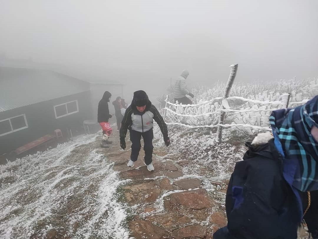 Tin: Nhiều du khách Hà Nội đổ xô đi 'săn' băng tuyết trên đỉnh núi Mẫu Sơn 1