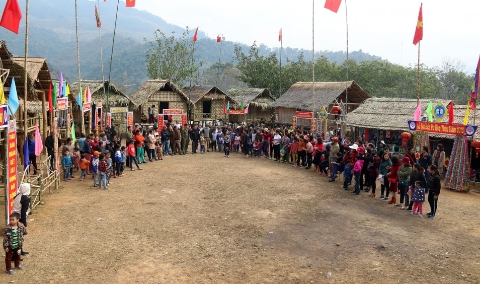 Đơi sống của đồng bào các DTTS miền tây Nghệ An đang ngày một đổi thay - Trong ảnh: Đồng bào các DTTS Kỳ Sơn vui hội Pu Nhạ Thầu