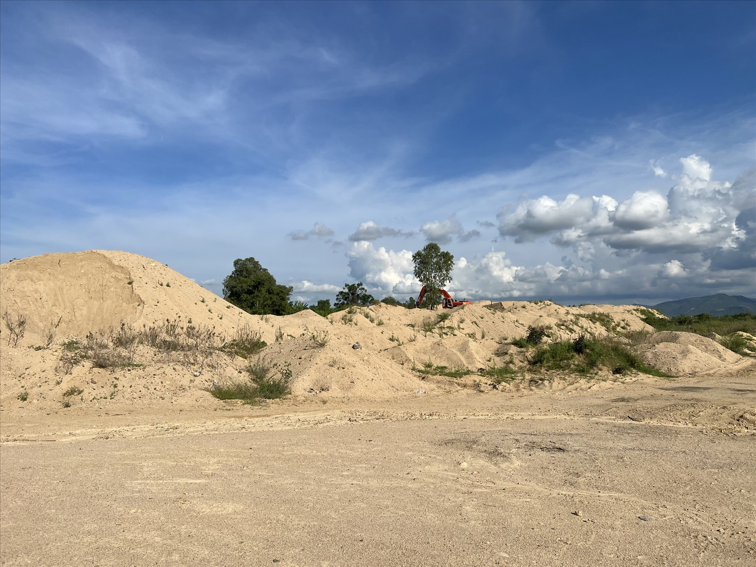 Nhiều ụ cát ngổn ngang tại mỏ của Công ty Lan Anh