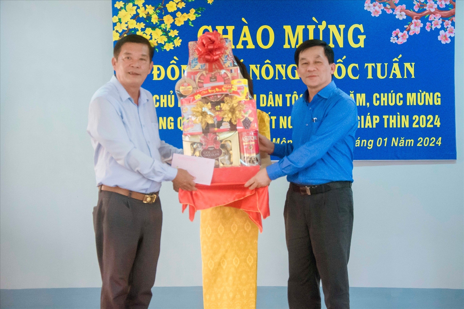 Ông Nông Quốc Tuấn trao quà mừng Xuân Giáp Thìn đến Tập thể Trường PTDT nội trú Quận Ô Môn, Tp. Cần Thơ 