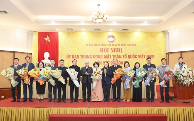  Chủ tịch Ủy ban Trung ương MTTQ Việt Nam Đỗ Văn Chiến tặng hoa chúc mừng các vị được hiệp thương là Ủy viên Ủy ban Trung ương MTTQ Việt Nam khóa IX, nhiệm kỳ 2019 - 2024