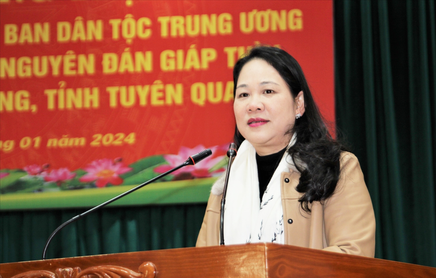 Thứ trưởng, Phó Chủ nhiệm Nông Thị Hà phát biểu trong buổi trao tặng quà tại UBND huyện Na Hang