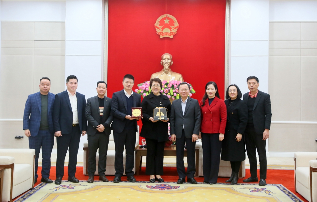 Lãnh đạo tỉnh Quảng Ninh chụp ảnh lưu niệm với đại diện hãng hàng không China Southern Airlines, Sichuan Airlines và một số doanh nghiệp du lịch