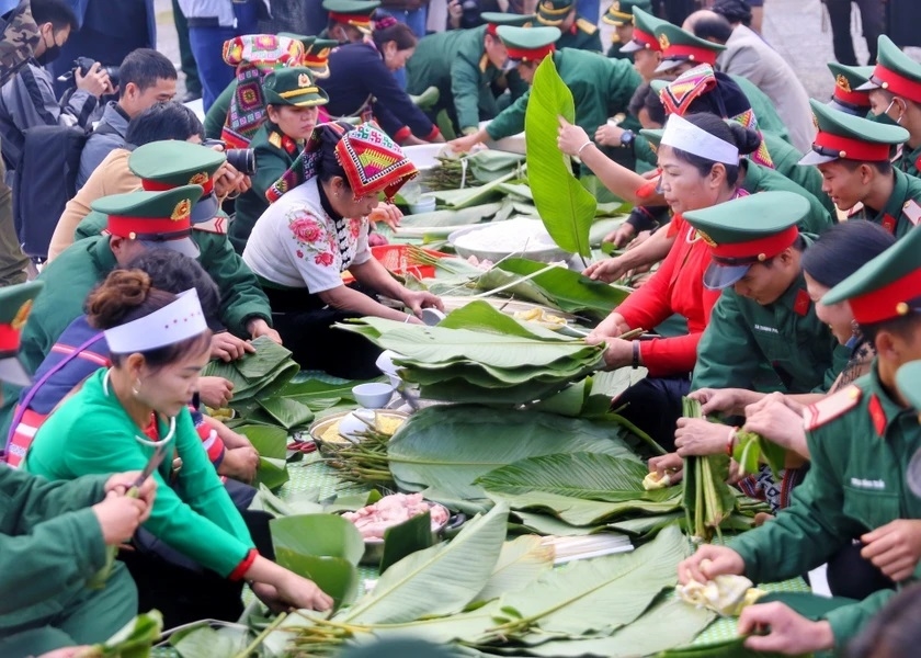 ﻿Gói bánh chưng xanh tặng người nghèo vào dịp Tết cổ truyền là hoạt động để các thế hệ người Việt Nam thể hiện truyền thống tốt đẹp ""lá lành đùm lá rách", đoàn kết, tương thân, tương ái. Ảnh minh họa