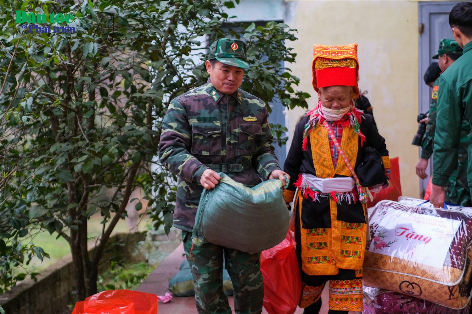 Kết thúc chương trình, Cán bộ chiến sĩ Đồn Biên phòng Ba Sơn hỗ trợ vận chuyển các phần quà cho người dân