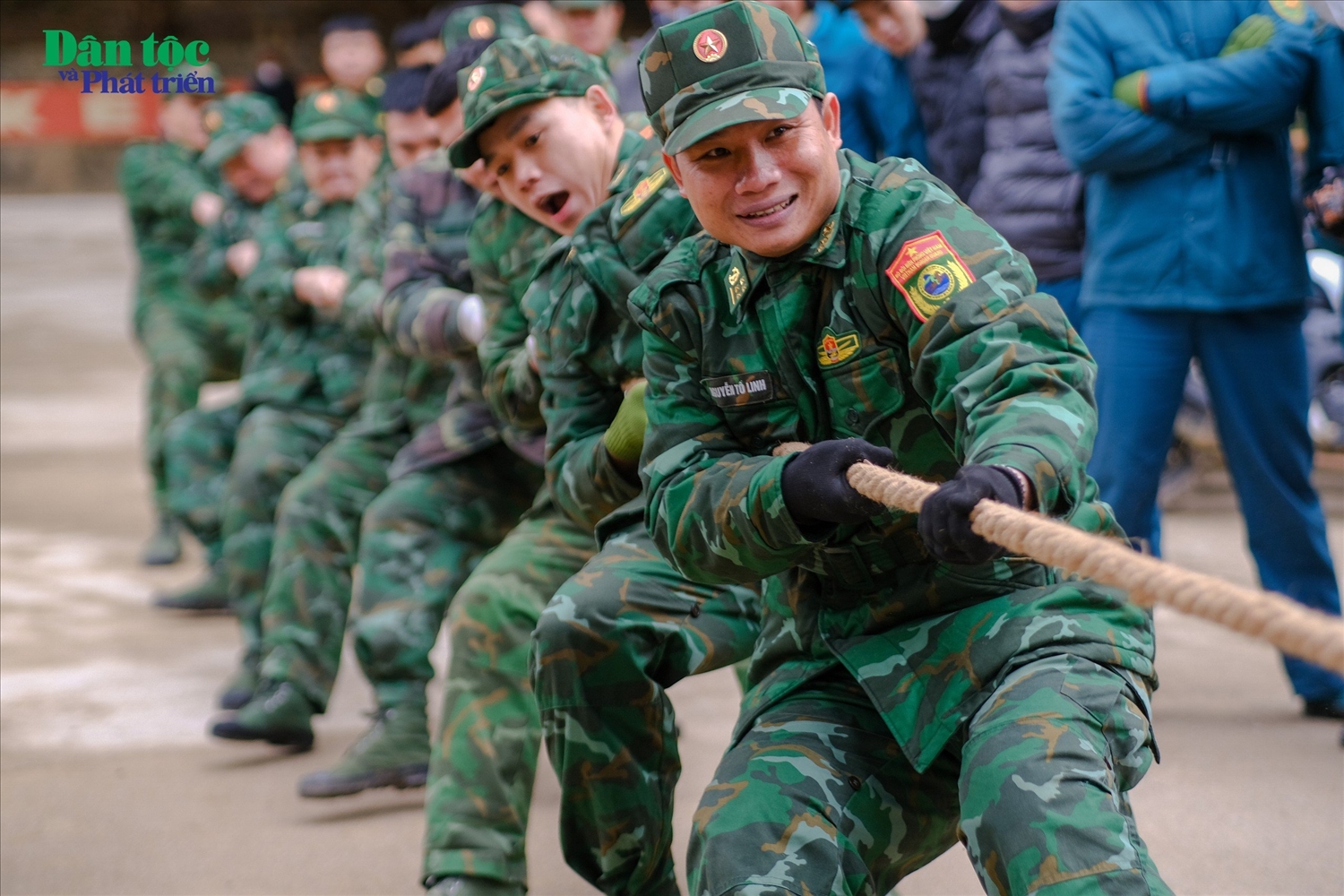 Cán bộ Chiến sĩ Đồn Biên phòng tham gia thi đấu kéo co cùng lực lượng Dân quân Tự vệ 3 xã: Cao Lâu, Xuất Lễ, Mẫu Sơn