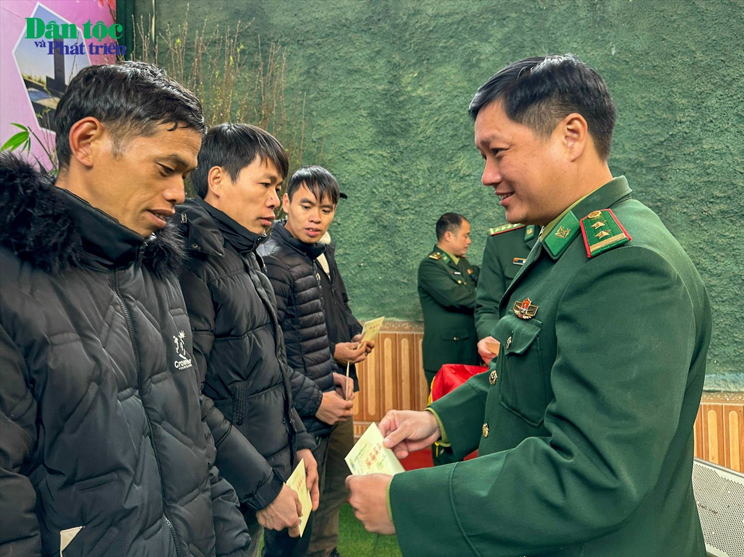 Trung tá Đặng Hùng Cường, Phó Bí thư Đảng ủy, Đồn trưởng Đồn Biên phòng Ba Sơn trao quà cho các hộ dân có hoàn cảnh đặc biệt khó khăn