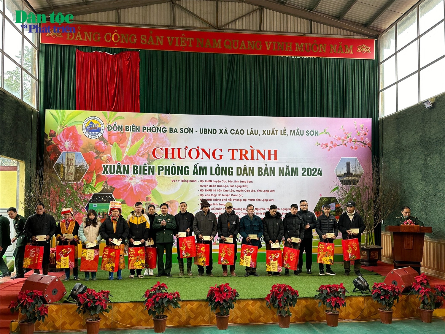 Trung tá Đặng Hùng Cường, Phó Bí thư Đảng ủy, Đồn trưởng Đồn Biên phòng Ba Sơn trao quà cho cá hộ nghèo, gia đình chính sách trên địa bàn 3 xã