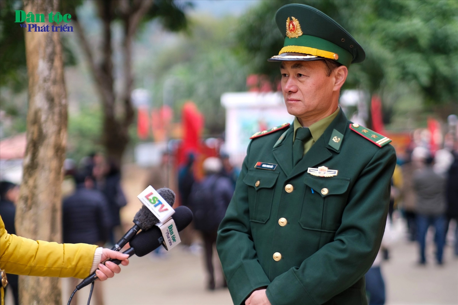 Trung tá Hoàng Trung Hiếu, Bí thư Đảng ủy, Chính trị viên Đồn Biên phòng Ba Sơn trả lời phỏng vấn của Phóng viên Báo Dân tộc và Phát triển