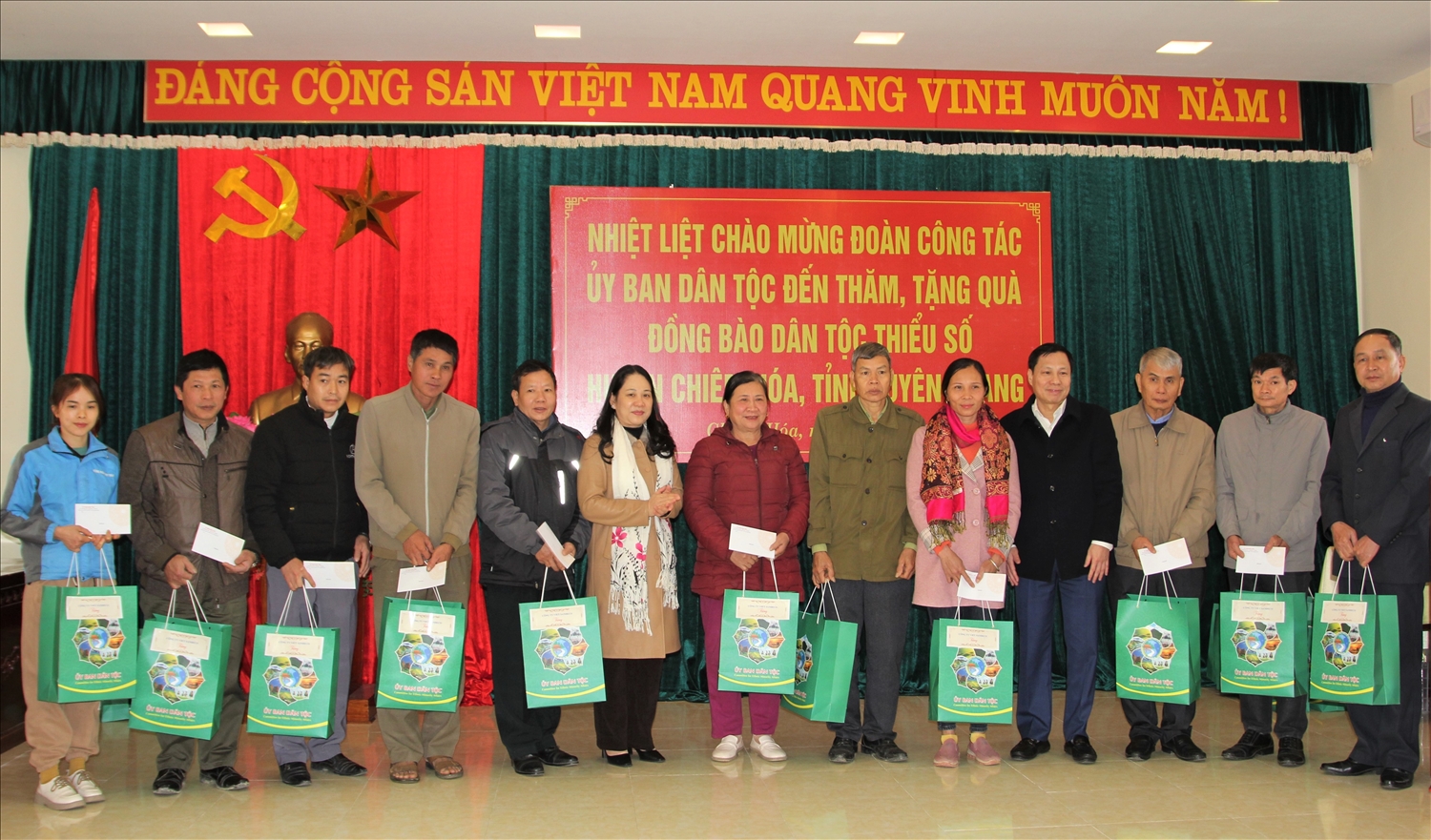 Thứ trưởng, Phó Chủ nhiệm Nông Thị Hà trao quà cho Người có uy tín của huyện Chiêm Hóa