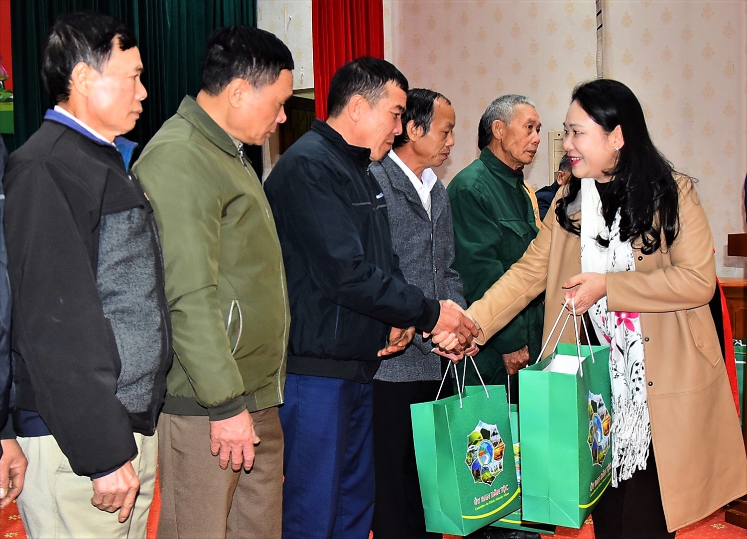 Thứ trưởng, Phó Chủ nhiệm Nông Thị Hà tặng quà Người có uy tín tại huyện Na Hang, tỉnh Tuyên Quang