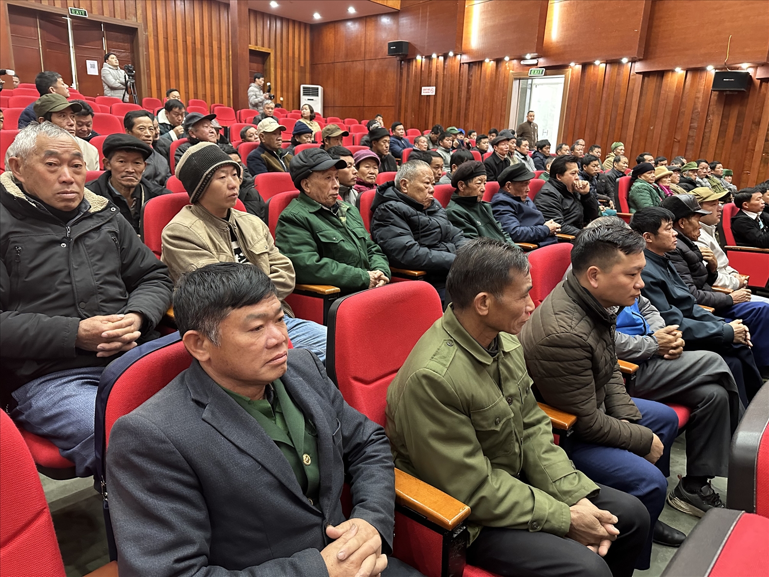 Đông đảo Người có uy tín tiêu biểu trong đồng bào DTTS huyện Mường Khương được nhận quà Năm mới của Bộ trưởng, Chủ nhiệm Ủy ban Dân tộc Hầu A Lềnh