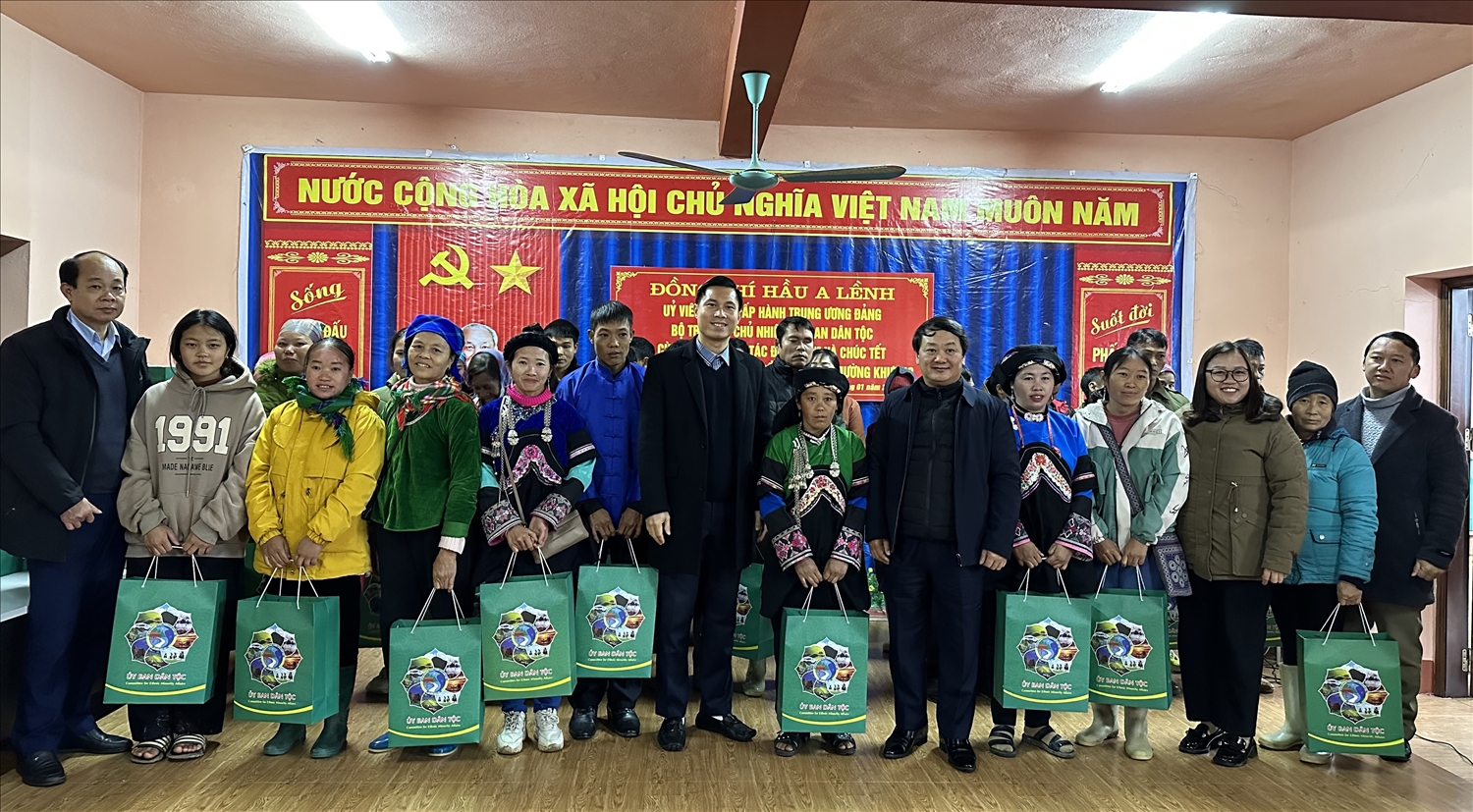 Bộ trưởng, Chủ nhiệm Ủy ban Dân tộc Hầu A Lềnh và lãnh đạo huyện Mường Khương tặng quà cho đồng bào DTTS
