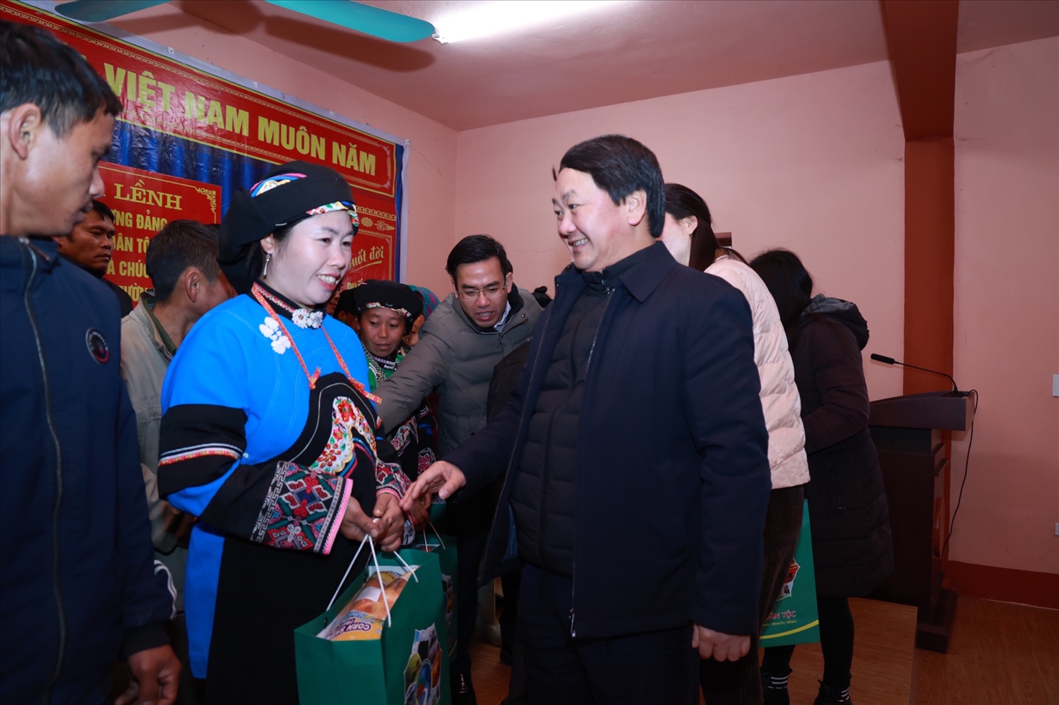 Bộ trưởng, Chủ nhiệm Ủy ban Dân tộc Hầu A Lềnh tặng quà cho các hộ đồng bào DTTS nghèo tại xã Thanh Bình, huyện Mường Khương