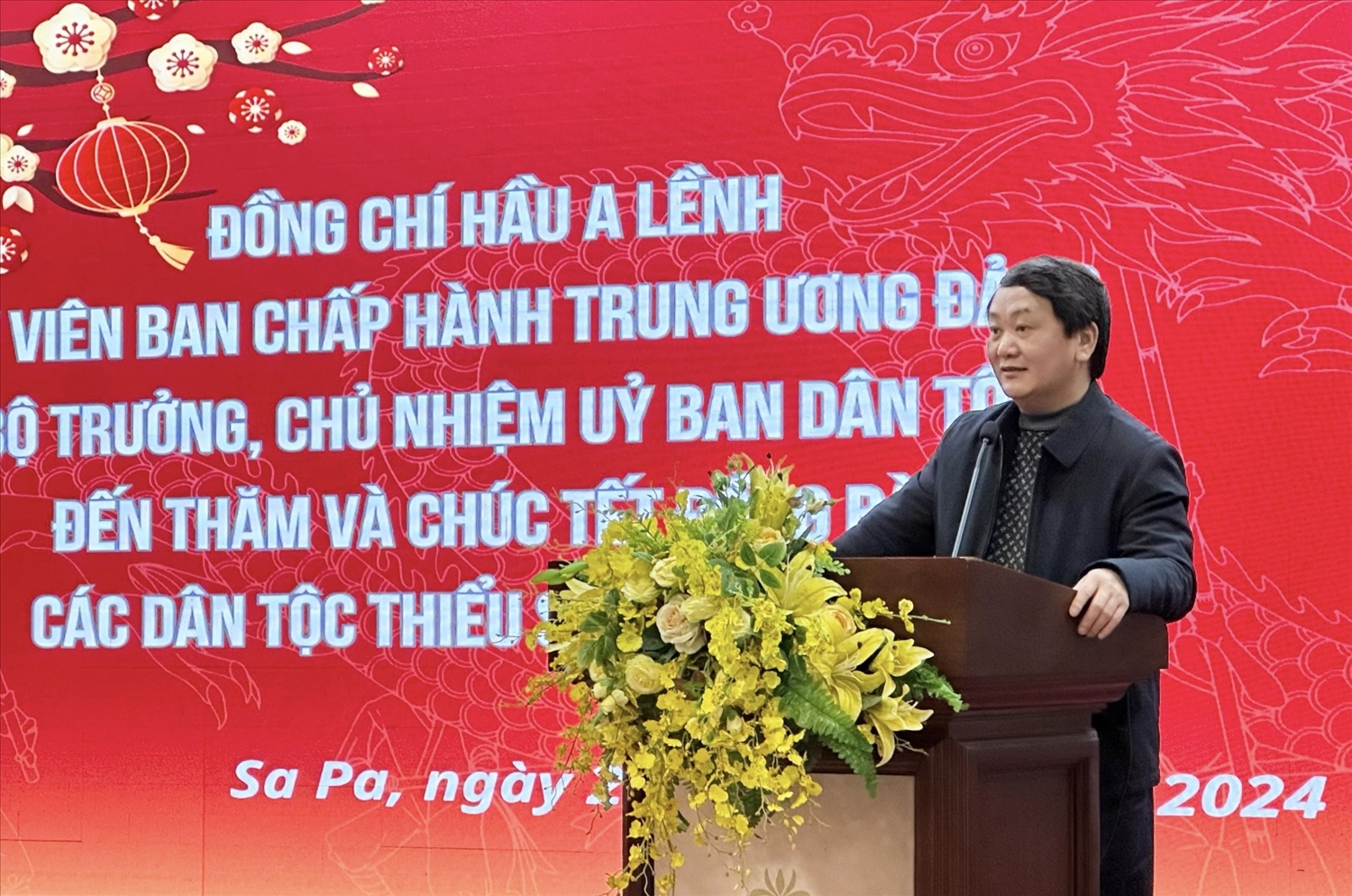 Nhân dịp năm mới, Bộ trưởng, Chủ nhiệm gửi lời chúc mừng tới Đảng bộ, chính quyền và Nhân dân tỉnh Lào Cai nói chung, thị xã Sa Pa nói riêng một năm mới với nhiều thắng lợi mới 