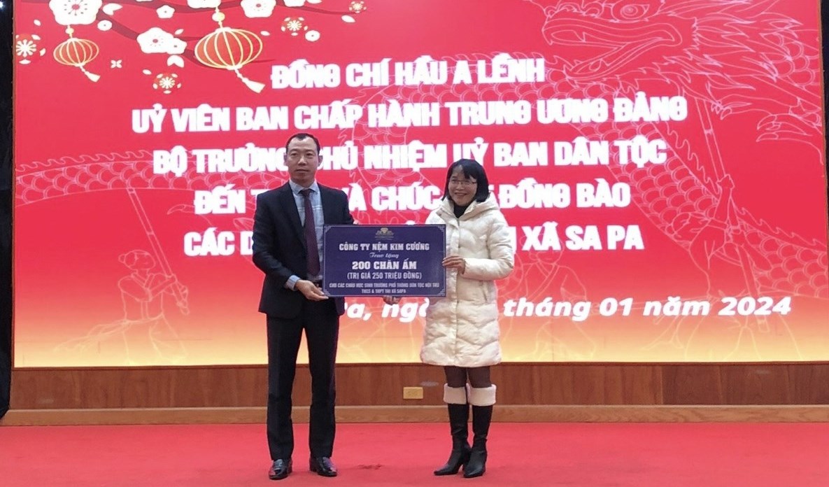 Nhân dịp này, Công ty Nệm Kim Cương trao tặng 200 chăn ấm cho các em học sinh Trường PTDTNT THCS và THPT thị xã Sa Pa