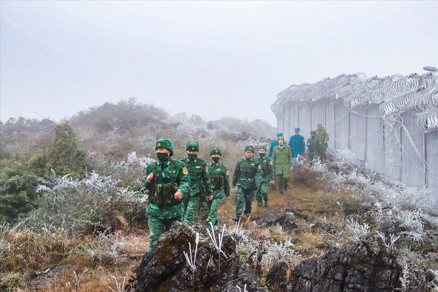 Băng tuyết và sương mù khiến công tác tuần tra, kiểm soát biên giới, của cán bộ, chiến sĩ Đồn Biên phòng Xón Cái và các lực lượng phối hợp vất vả hơn.