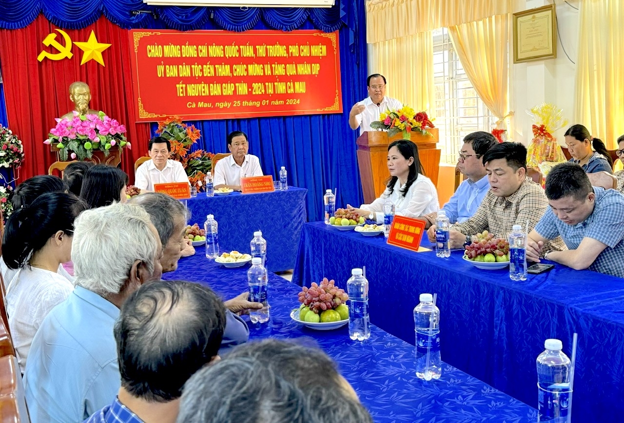 Ông Nguyễn Minh Luân, Phó chủ tịch UBND tỉnh Cà Mau phát biểu đáp từ tại buổi trao quà mừng Xuân Giáp Thìn 2024 