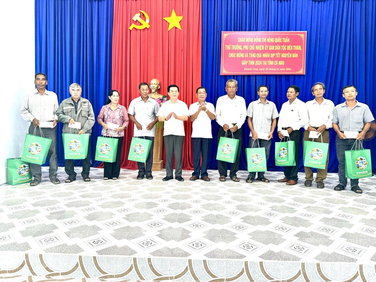 Thứ trưởng Nông Quốc Tuấn và ông Trần Hoàng Nhỏ, Trưởng Ban Dân tộc tỉnh Cà Mau trao quà đến các vị Người có uy tín trên địa bàn huyện U Minh ( Cà Mau)