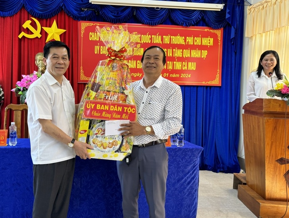 Thứ trưởng Nông Quốc Tuấn trao phần quà mừng năm mới đến Thầy hiệu trưởng Trường PTDT nội trú tỉnh Cà Mau