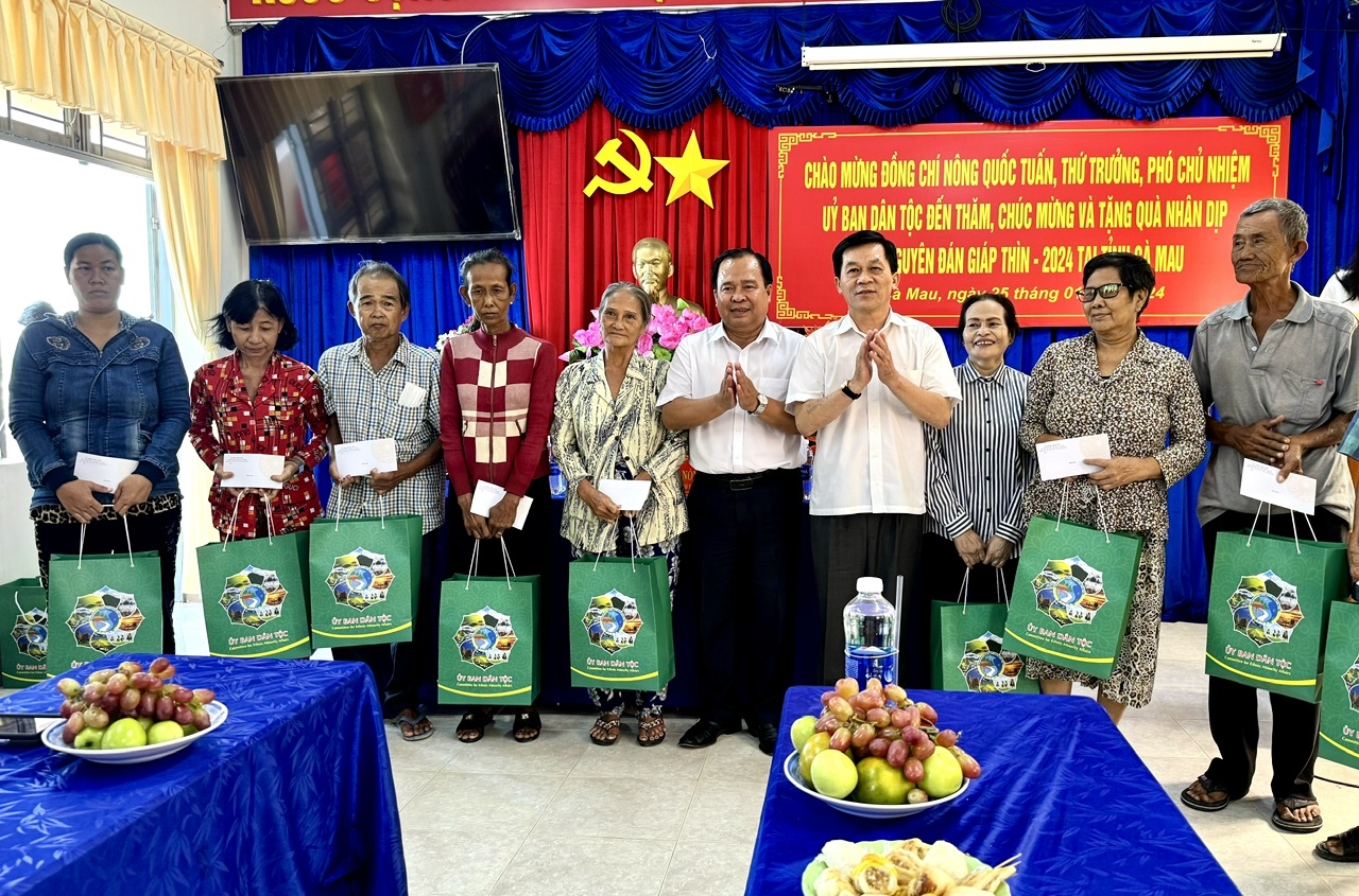 Thứ trưởng Nông Quốc Tuấn cùng ông Nguyễn Minh Luân, Phó chủ tịch UBND tỉnh Cà Mau trao quà đến hộ gia đình khó khăn trên đại bàn TP. Cà Mau