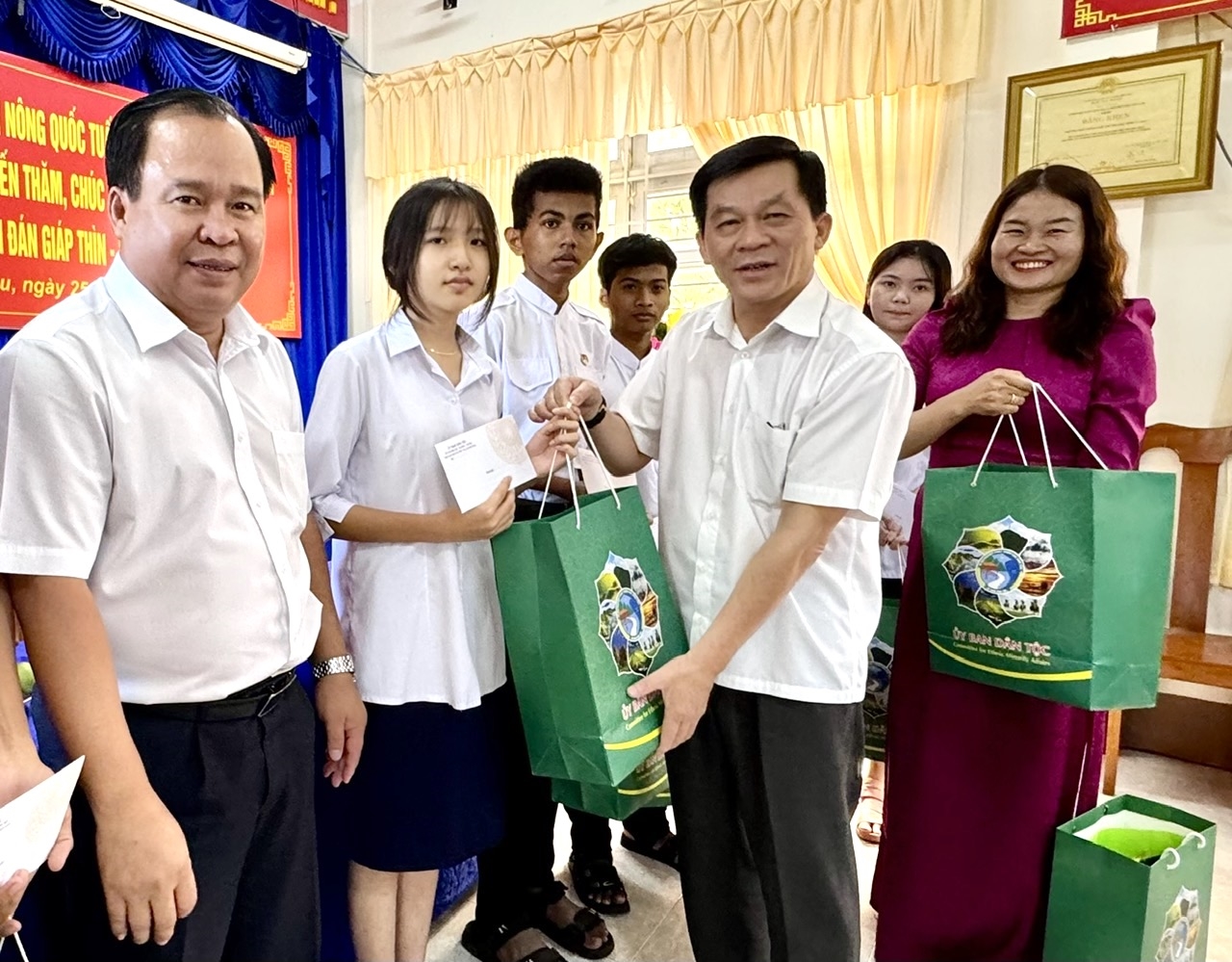 Thứ trưởng Nông Quốc Tuấn trao phần quà mừng năm mới đến các cháu học sinh Trường PTDT nội trú tỉnh Cà Mau