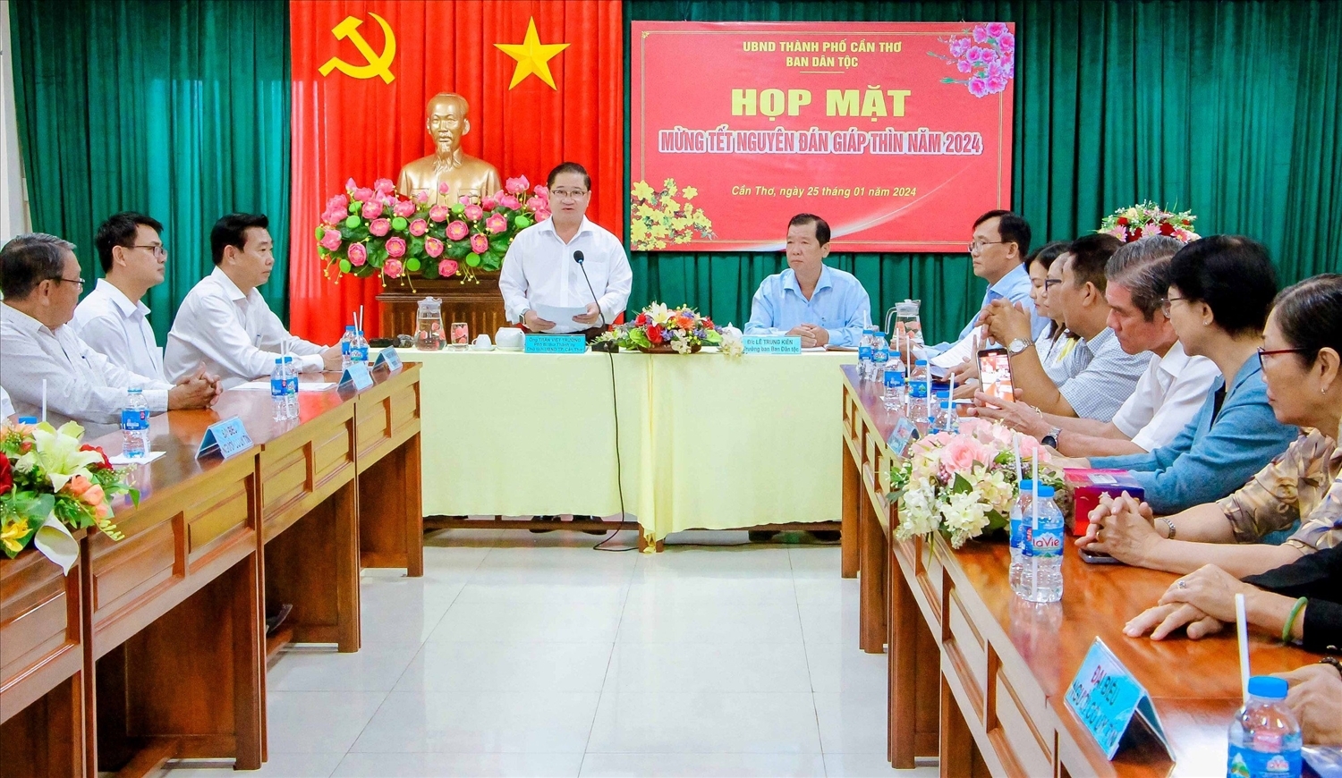 Phó Bí thư Thành ủy, Chủ tịch UBND TP. Cần Thơ Trần Việt Trường phát biểu tại buổi họp mặt