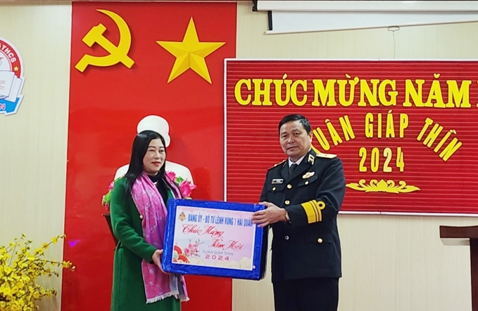 Chuẩn Đô đốc Vùng 1 Hải quân Vũ Văn Nam trao tặng quà cho Trường Tiểu học và THCS Bản Sen