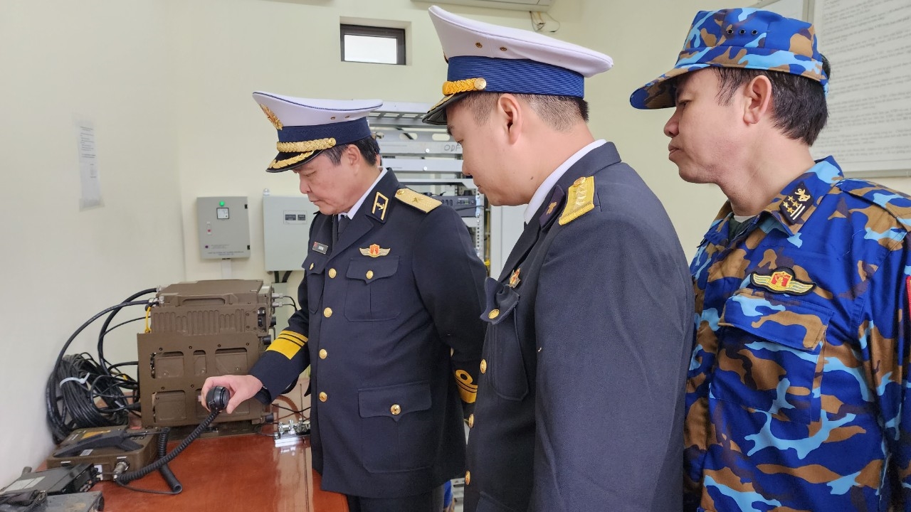 Đoàn công tác do Chuẩn Đô đốc Vũ Văn Nam làm trưởng đoàn đến kiểm tra công tác trực sẵn sàng chiến đấu của cán bộ, chiến sĩ Trạm radar 485