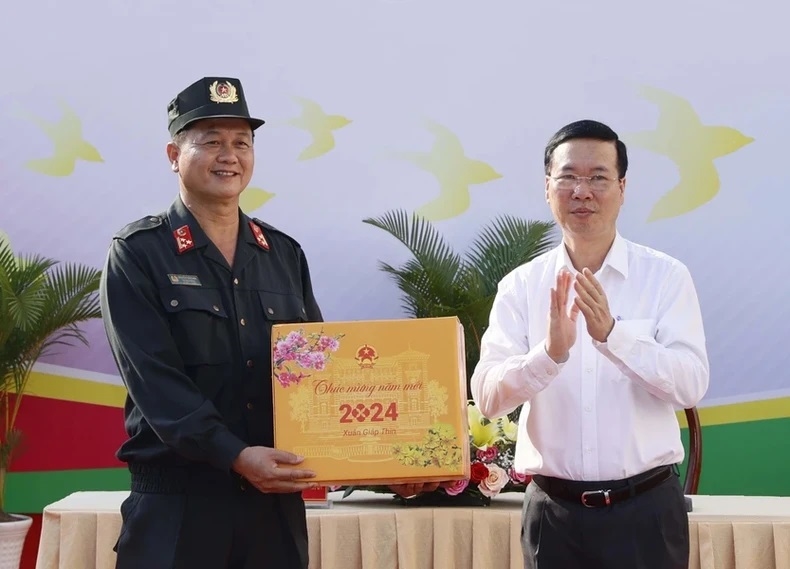 Chủ tịch nước Võ Văn Thưởng tặng quà Tết cho Tiểu đoàn Cảnh sát cơ động, Công an tỉnh Đồng Tháp.