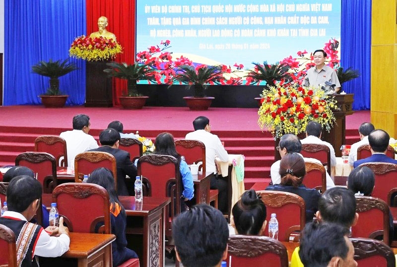 Chủ tịch Quốc hội Vương Đình Huệ phát biểu chúc Tết các đối tượng chính sách tỉnh Gia Lai. (Ảnh: NHAN SÁNG/TTXVN)