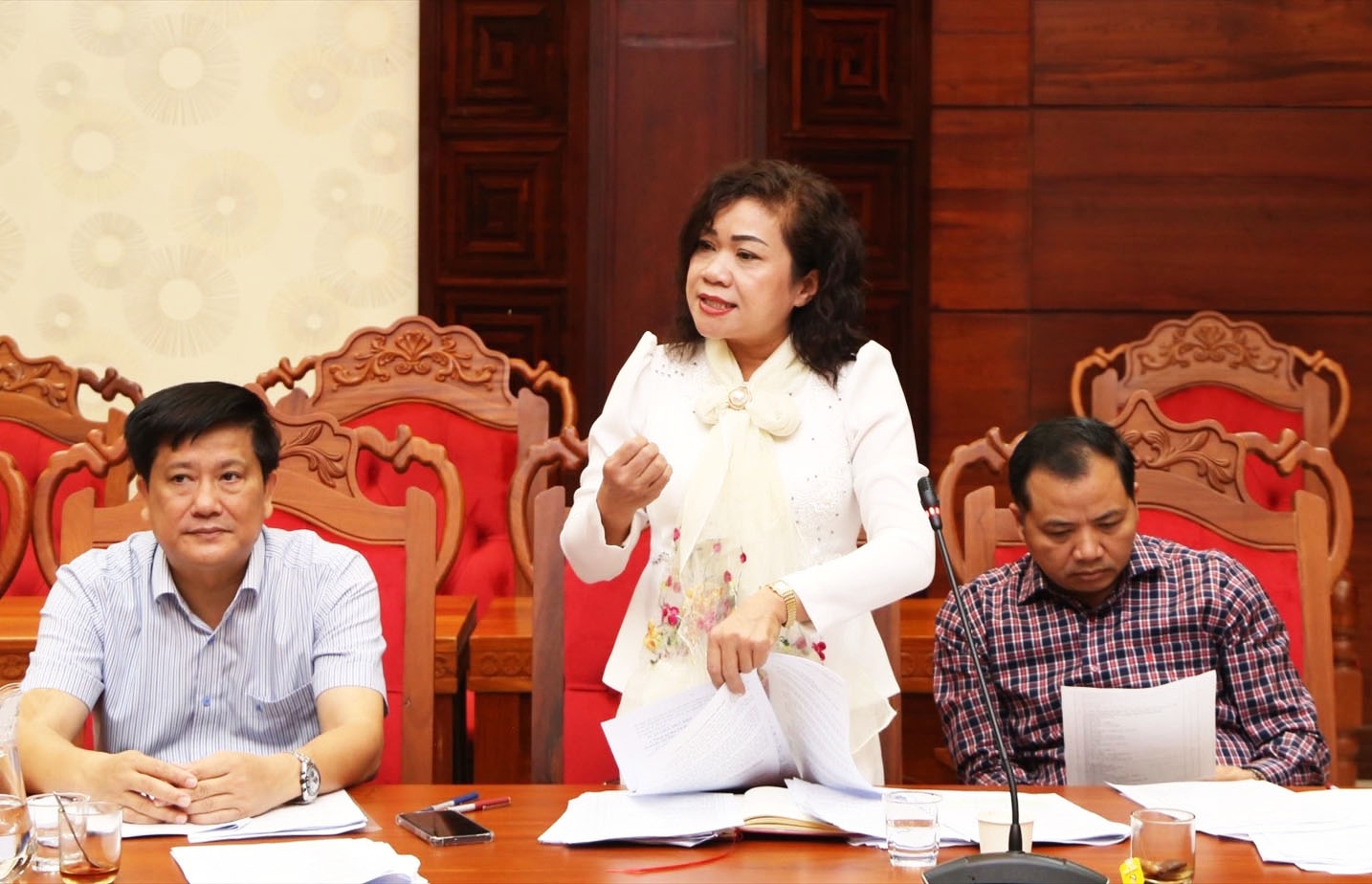 Trưởng Ban Dân tộc tỉnh Đắk Lắk H’Yâo Knul thông báo nội dung cuộc họp