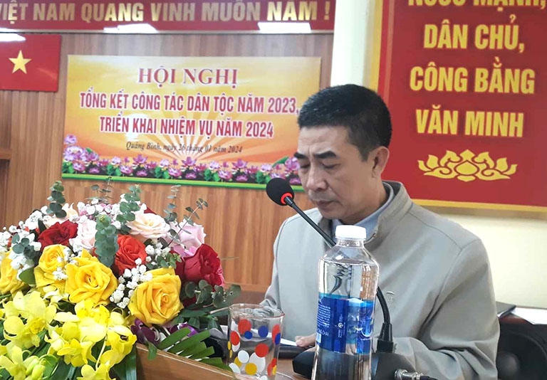 Ông Trần Hữu Ninh - Phó Ban Dân tộc tỉnh Quảng Bình báo cáo công tác dân tộc tại Hội nghị