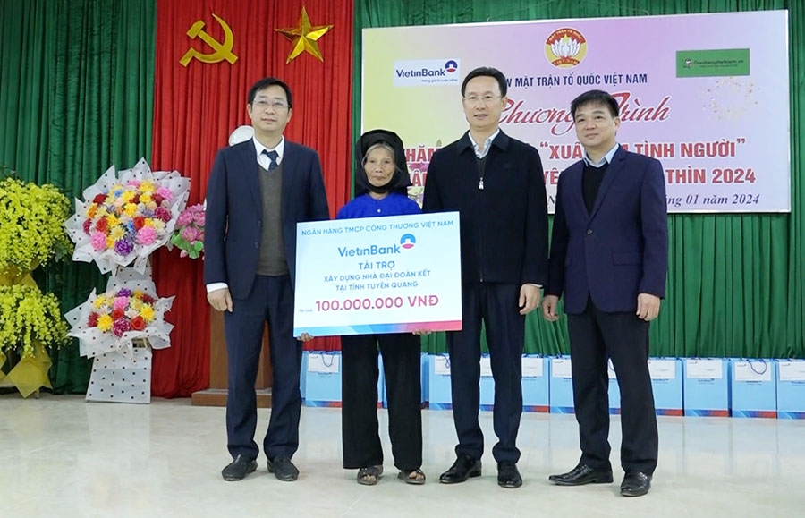 Các nhà tài trợ đã trao 100 triệu đồng hỗ trợ làm nhà cho 1 hộ nghèo xã Ninh Lai