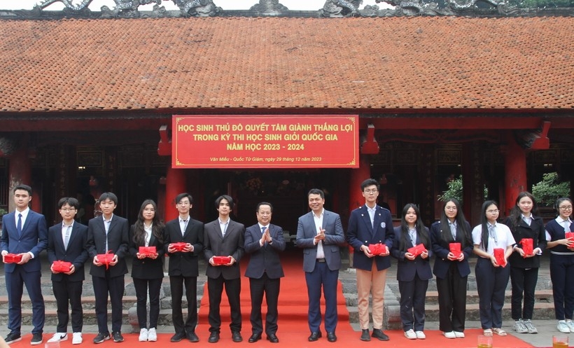 Giám đốc Sở GD&ĐT Hà Nội Trần Thế Cương động viên các đội tuyển học sinh giỏi thành phố trước ngày thi.