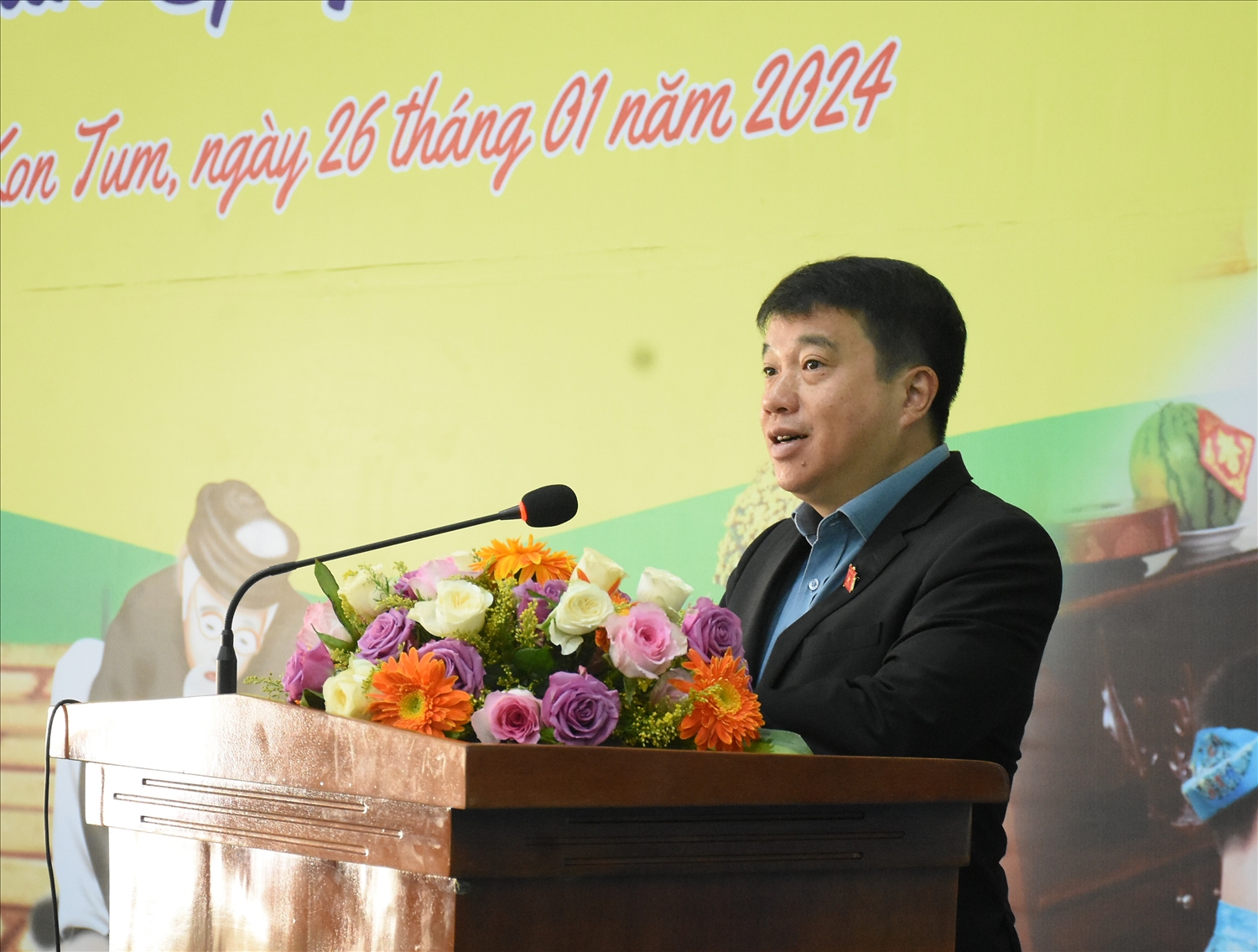 Chủ tịch Hội đồng Dân tộc của Quốc hội Y Thanh Hà Niê Kđăm chúc Tết công nhân, người lao động tỉnh Kon Tum