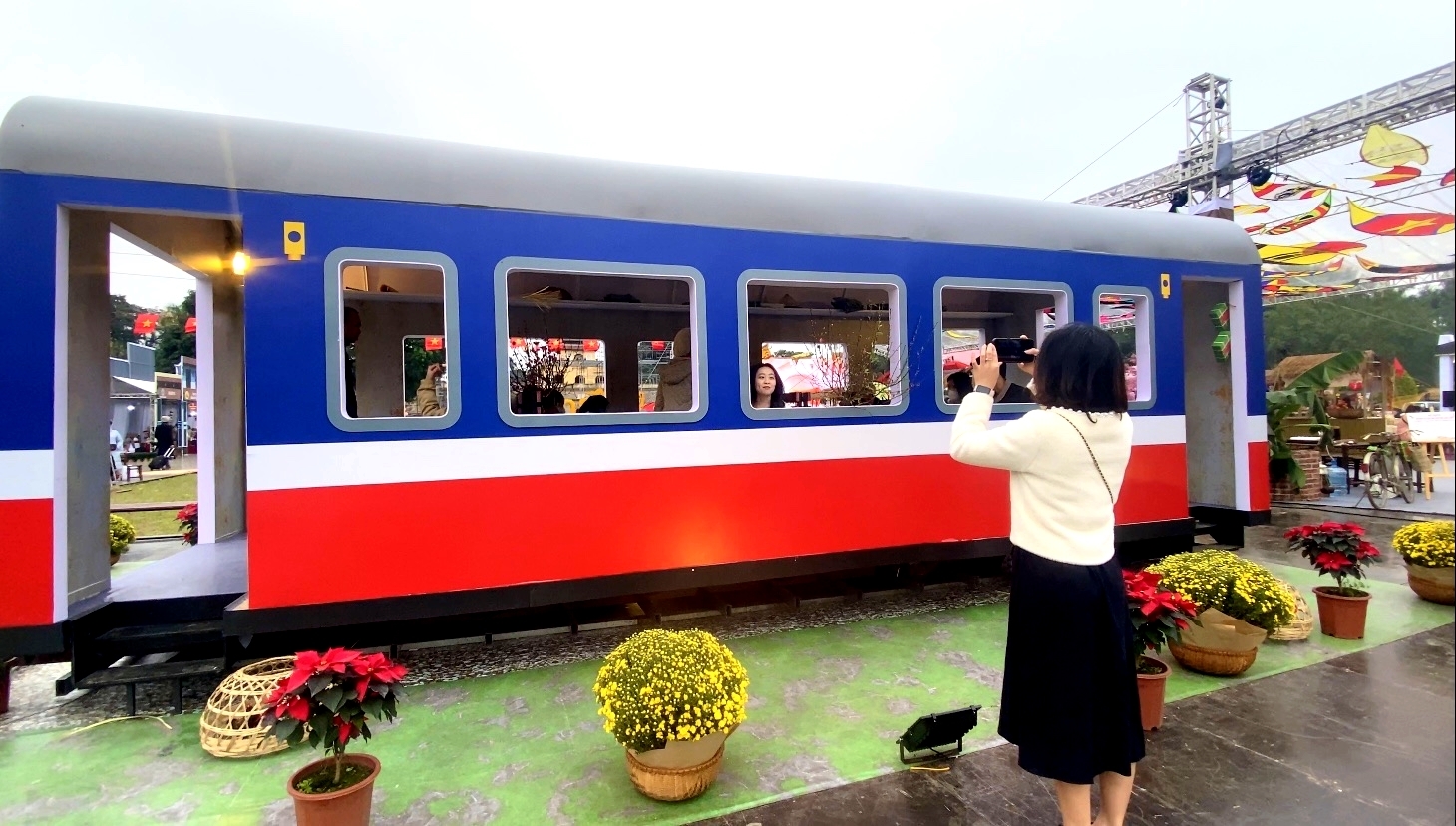 Du khách thích thú trải nghiệm với chuyến tàu quê hương.