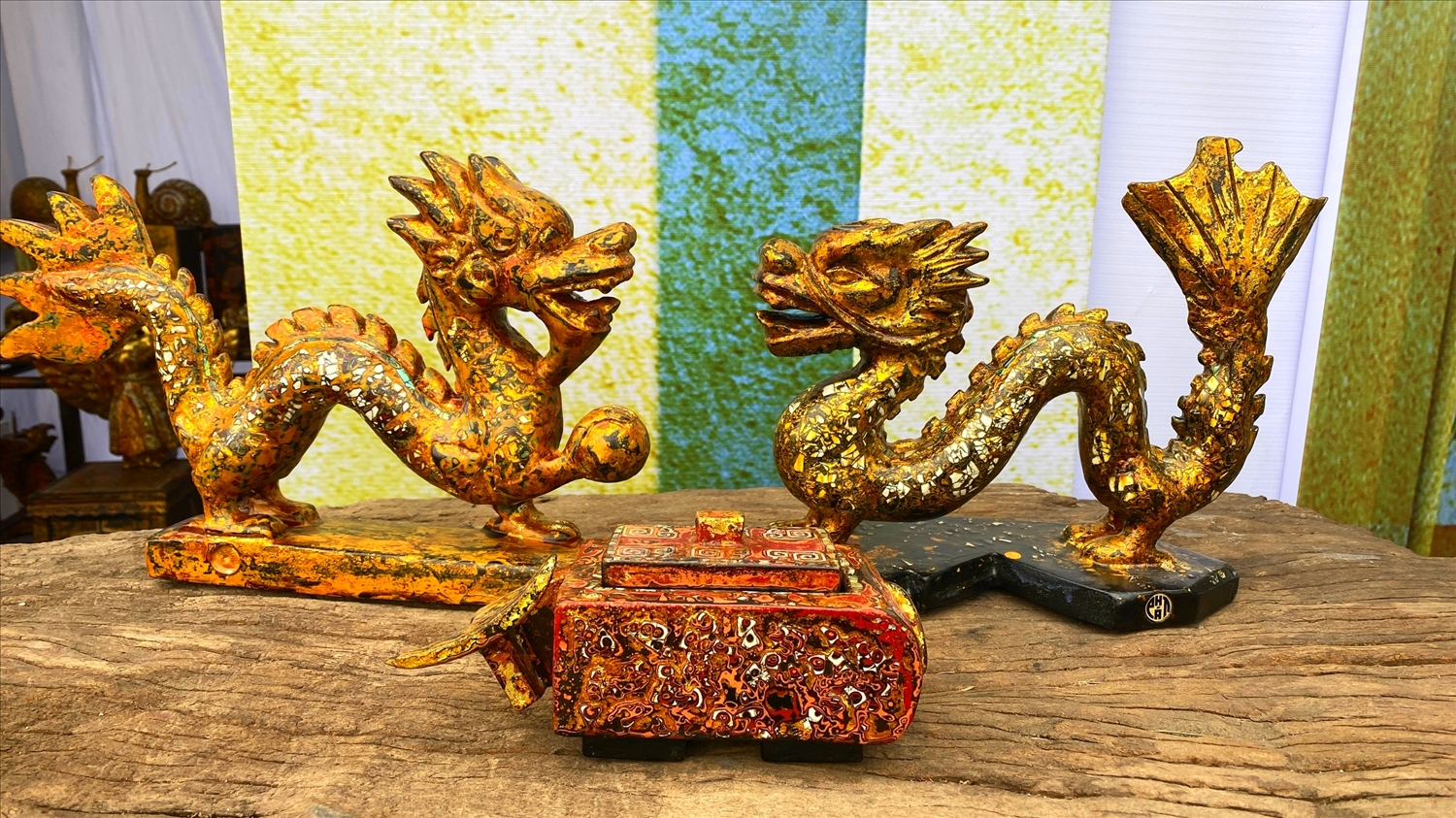 Đôi rồng độc đáo trên chất liệu khắc gỗ kết hợp sơn mài.
