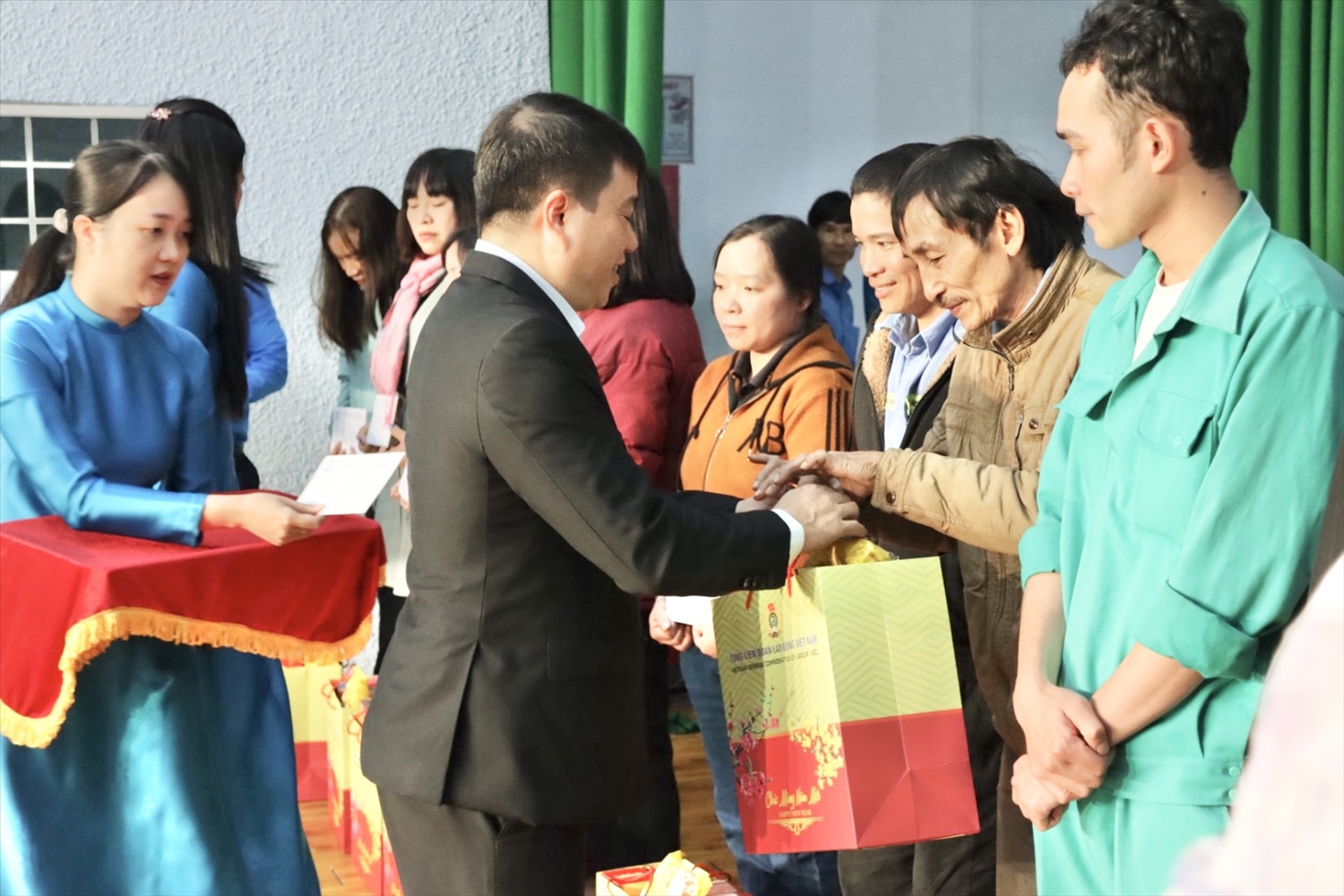 Chủ tịch Hội đồng Dân tộc của Quốc hội Y Thanh Hà Niê K'đăm trao tận tay những món quà ý nghĩa cho người lao động