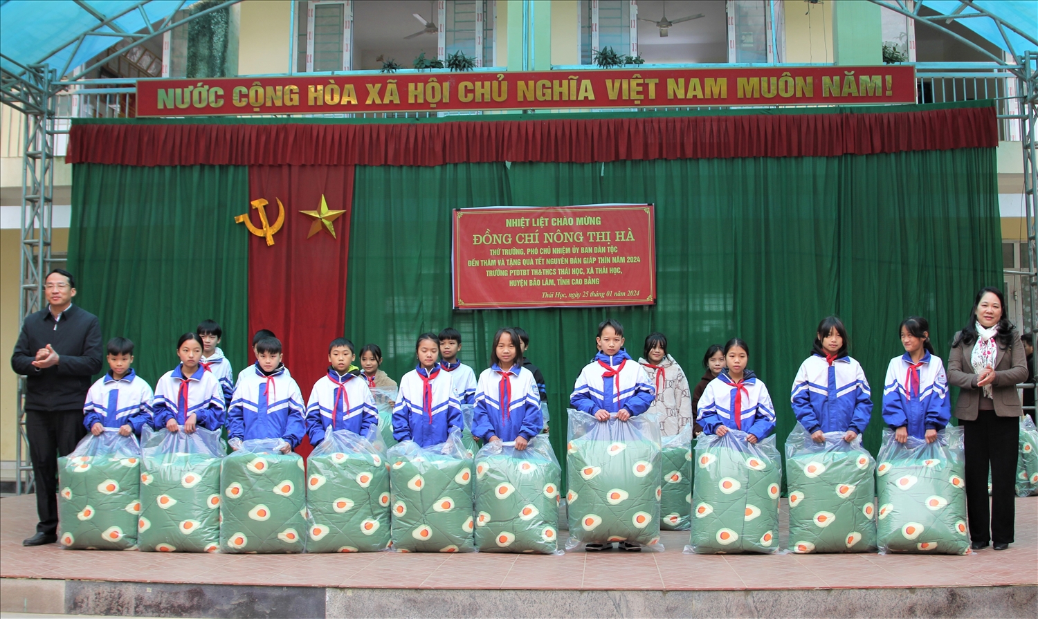 Thứ trưởng, Phó Chủ nhiệm Nông Thị Hà tặng chăn ấm cho các em học sinh Trường PTDTBT Tiểu học và THCS Thái Học