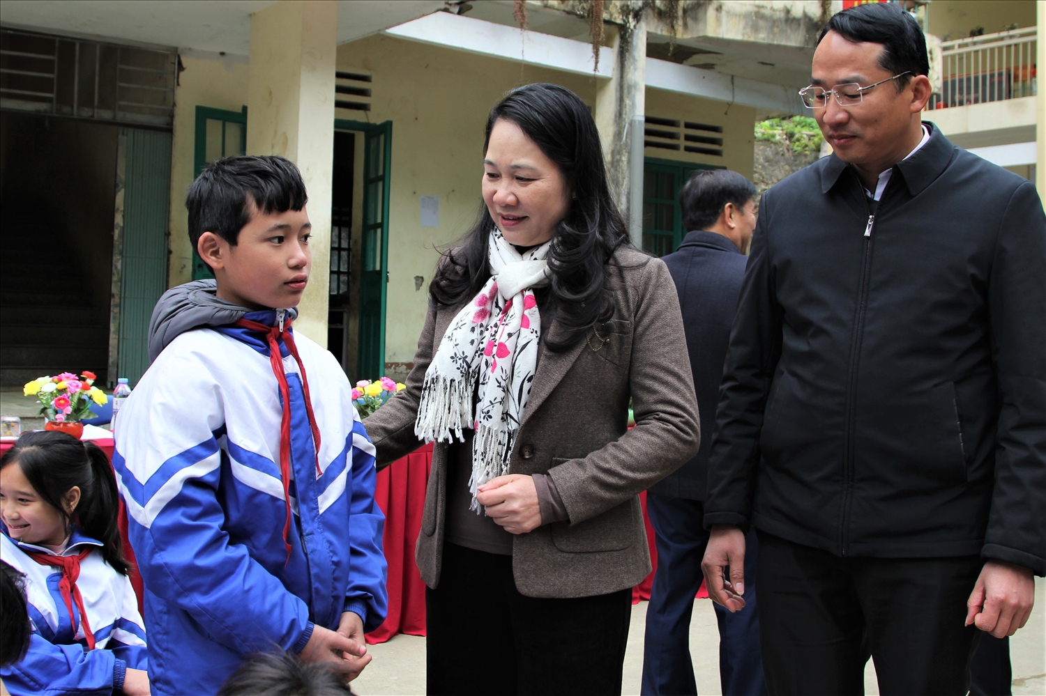 Thứ trưởng, Phó Chủ nhiệm Nông Thị Hà thăm hỏi các em học sinh DTTS còn nhiều khó khăn