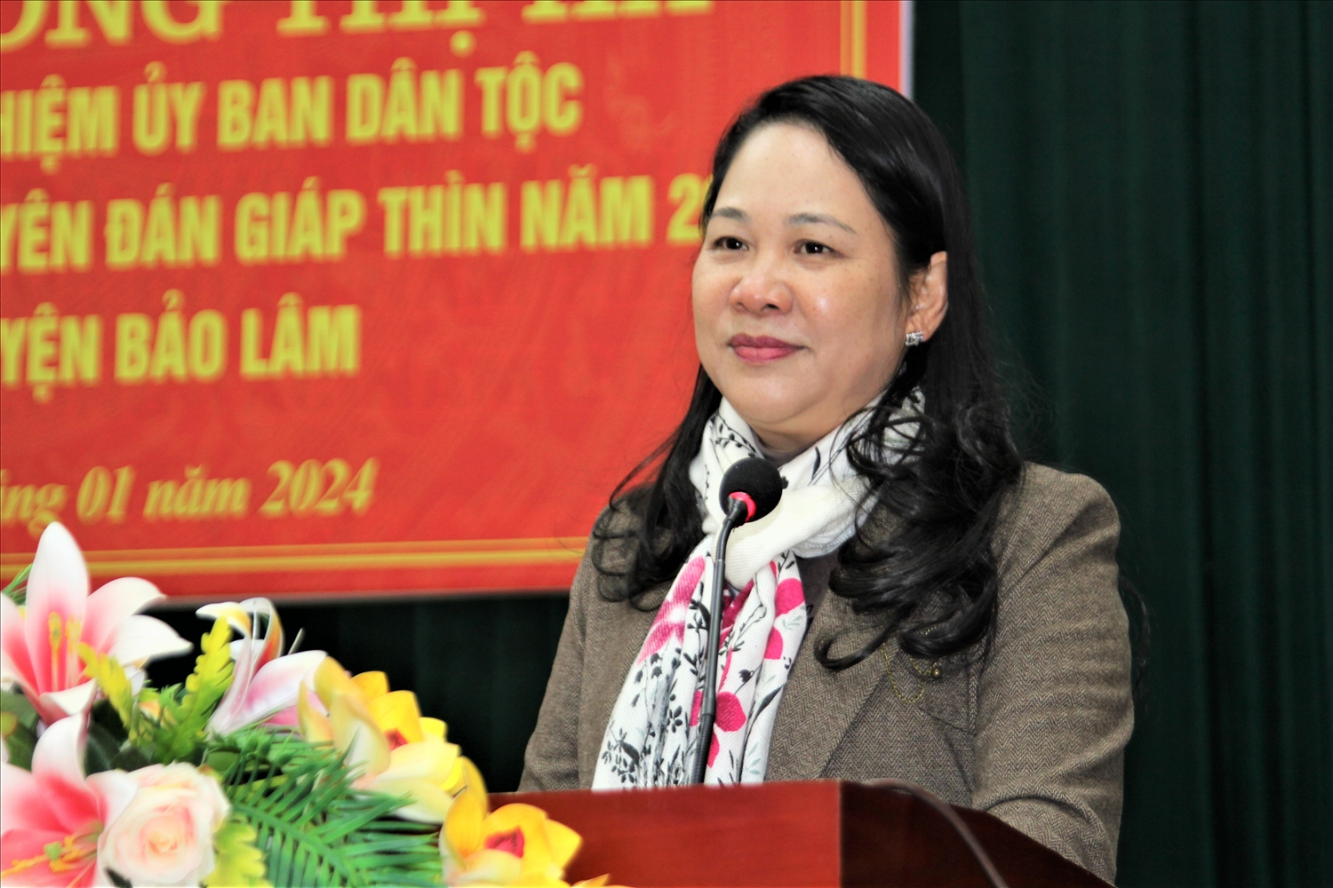 Thứ trưởng, Phó Chủ nhiệm Nông Thị Hà phát biểu tại điểm trao tặng quà huyện Bảo Lâm, tỉnh Cao Bằng