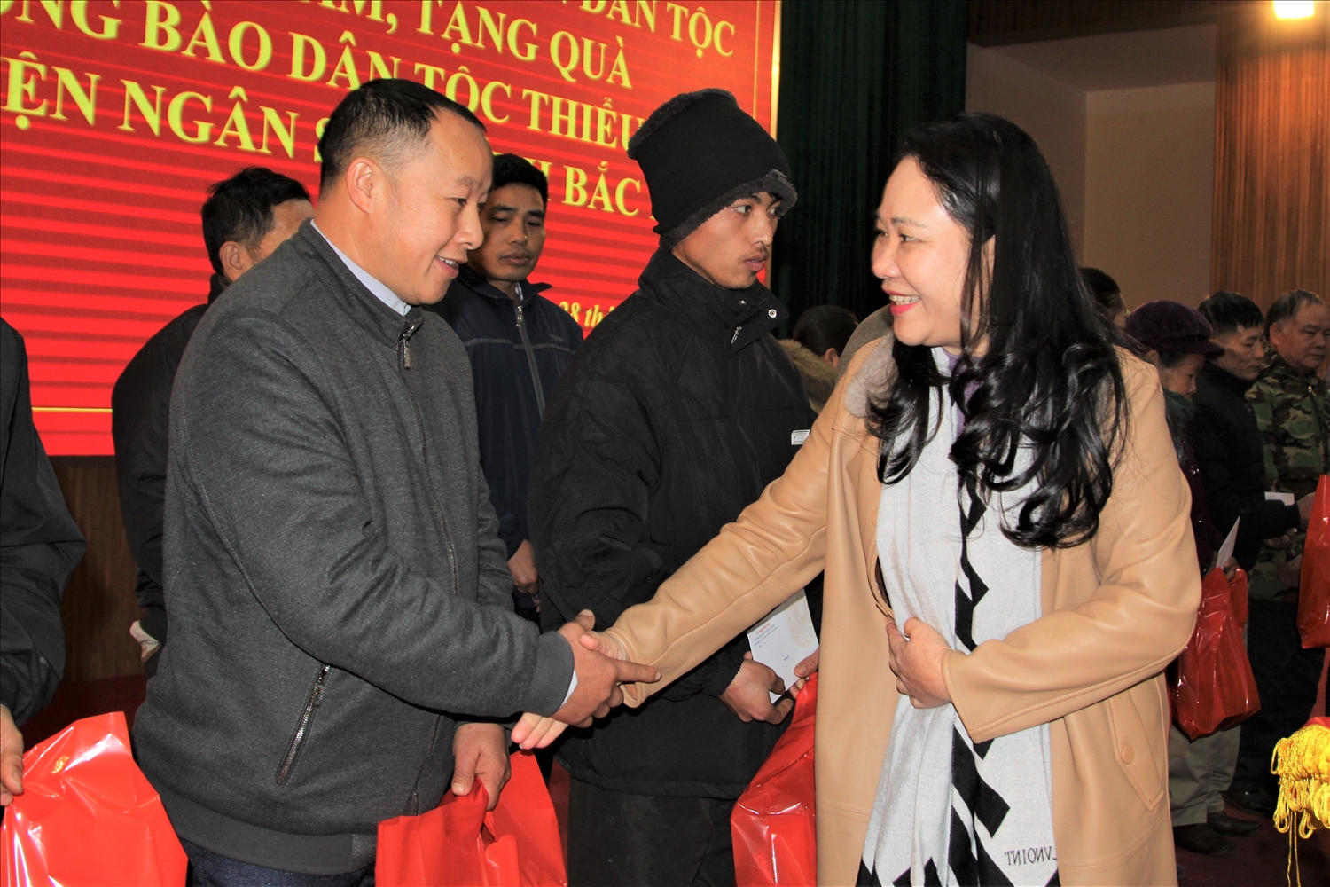 Thứ trưởng, Phó Chủ nhiệm Nông Thị Hà trao quà Tết cho Người có uy tín tại huyện Ngân Sơn