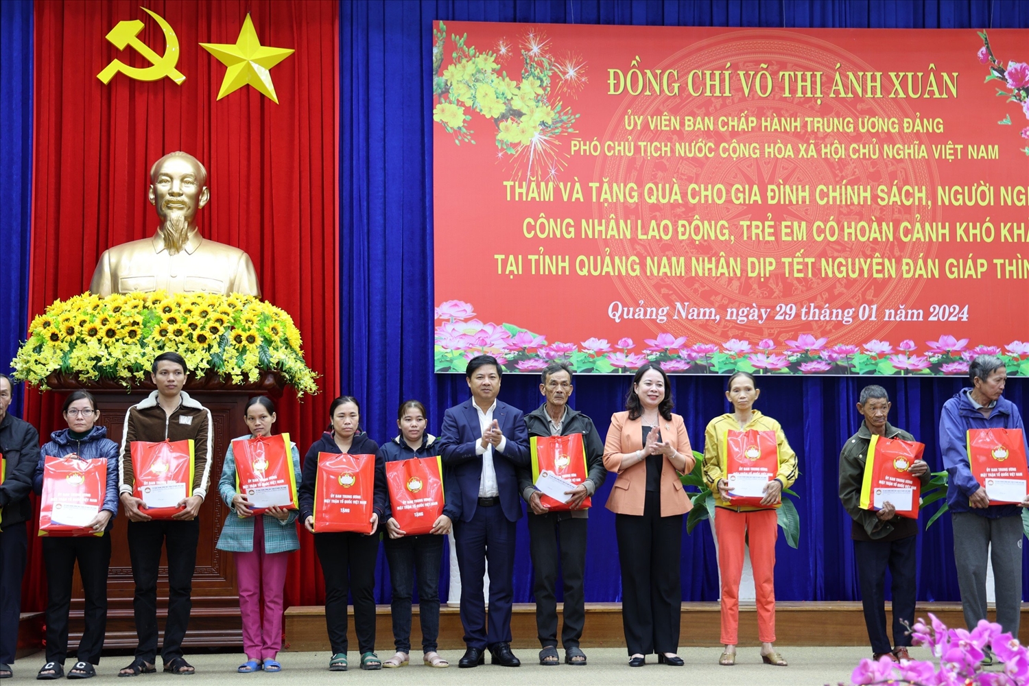 Phó Chủ tịch nước Võ Thị Ánh Xuân tặng quà cho gia đình chính sách